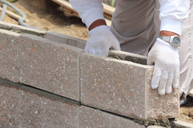 ブロック塀を作成するスタッフ